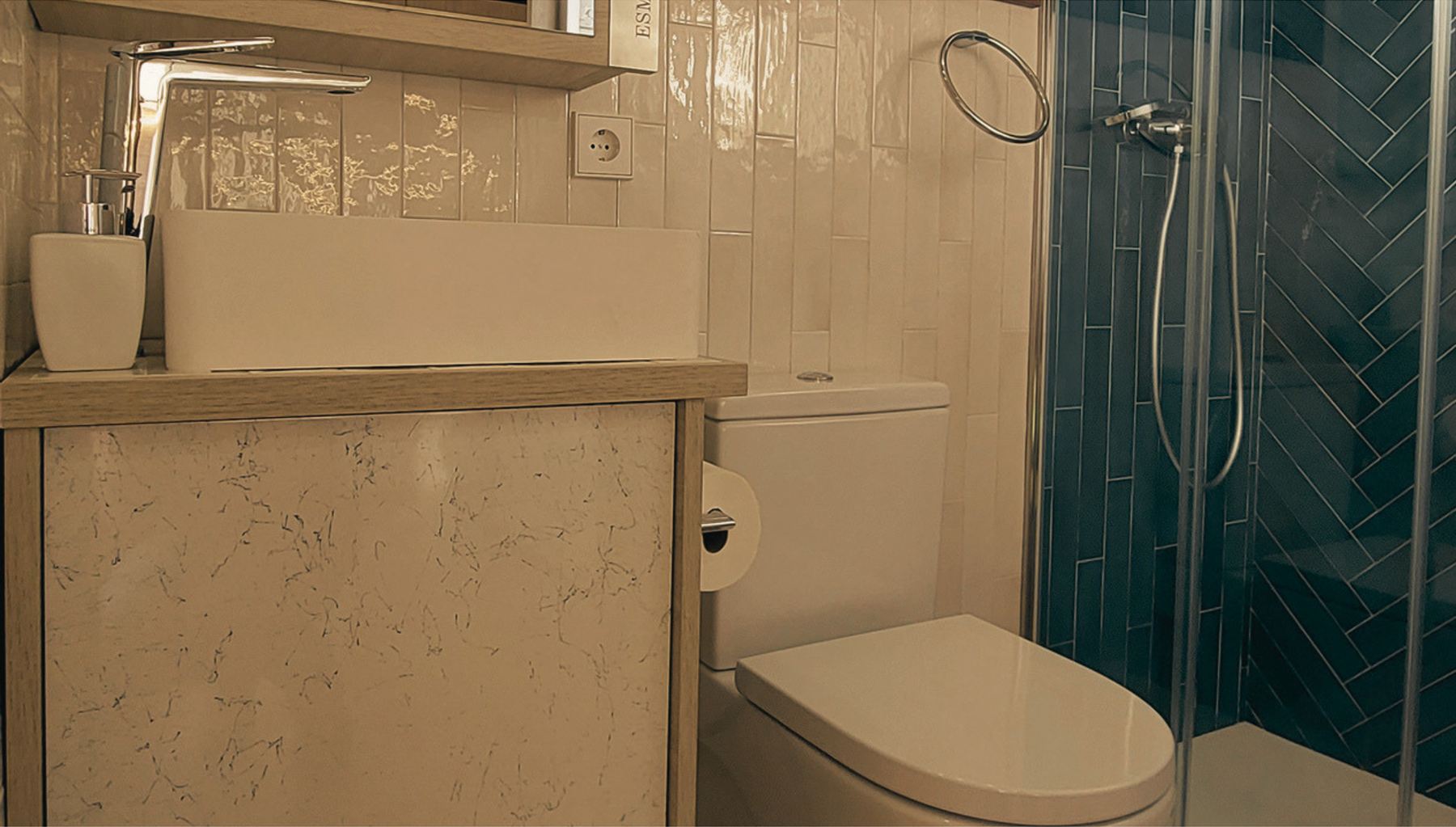 Bany de Creixent amb lavabo, vàter i dutxa de rajola blau turquesa