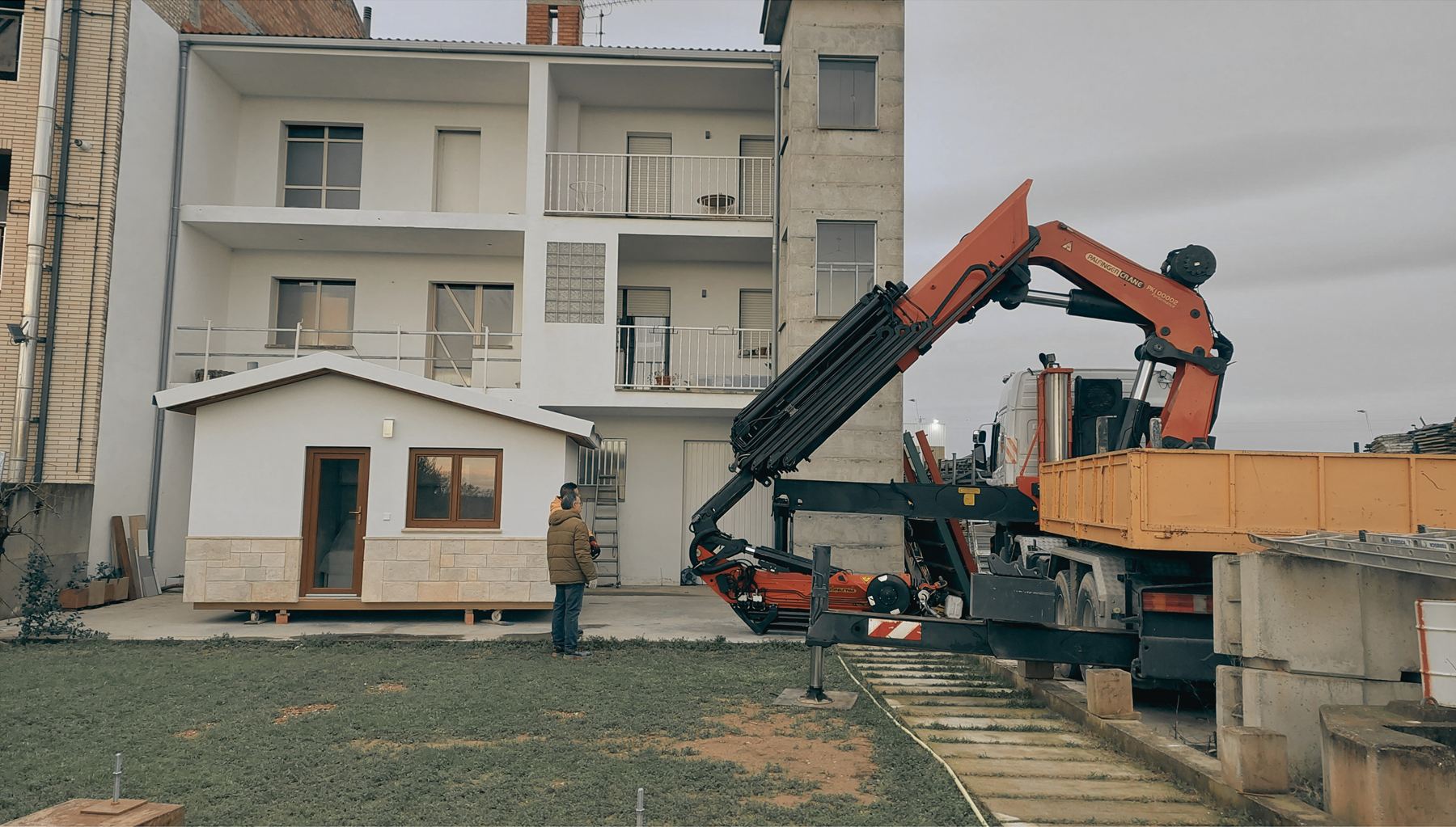 Creixent al jardí mentre la grua es prepara per moure'l