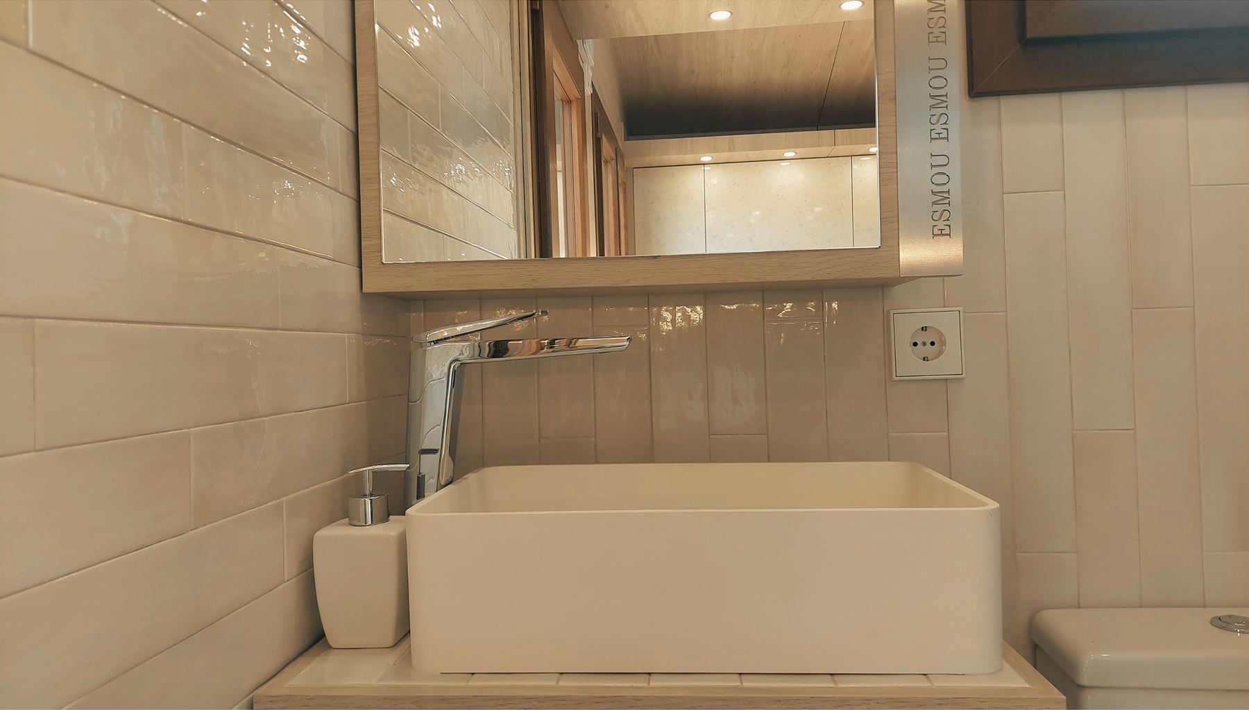 Lavabo i mirall amb el perfil d'alumini ESMOU