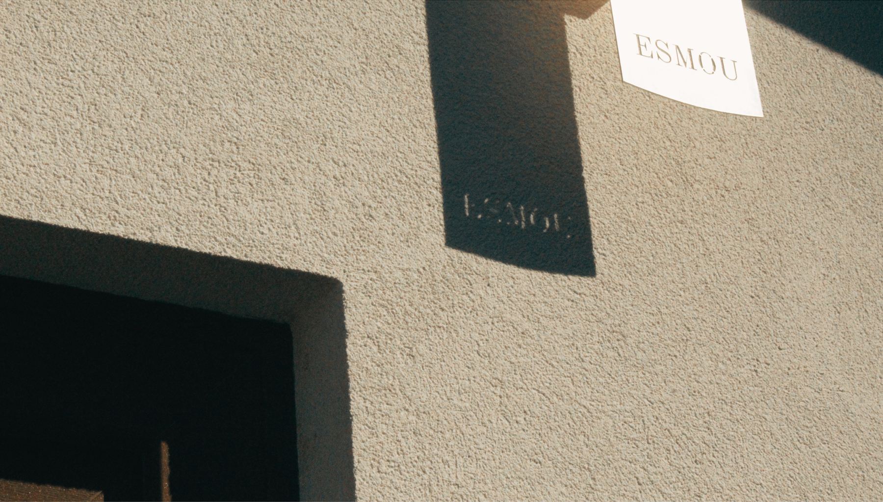 L'ombra de les lletres ESMOU projectada a la façana