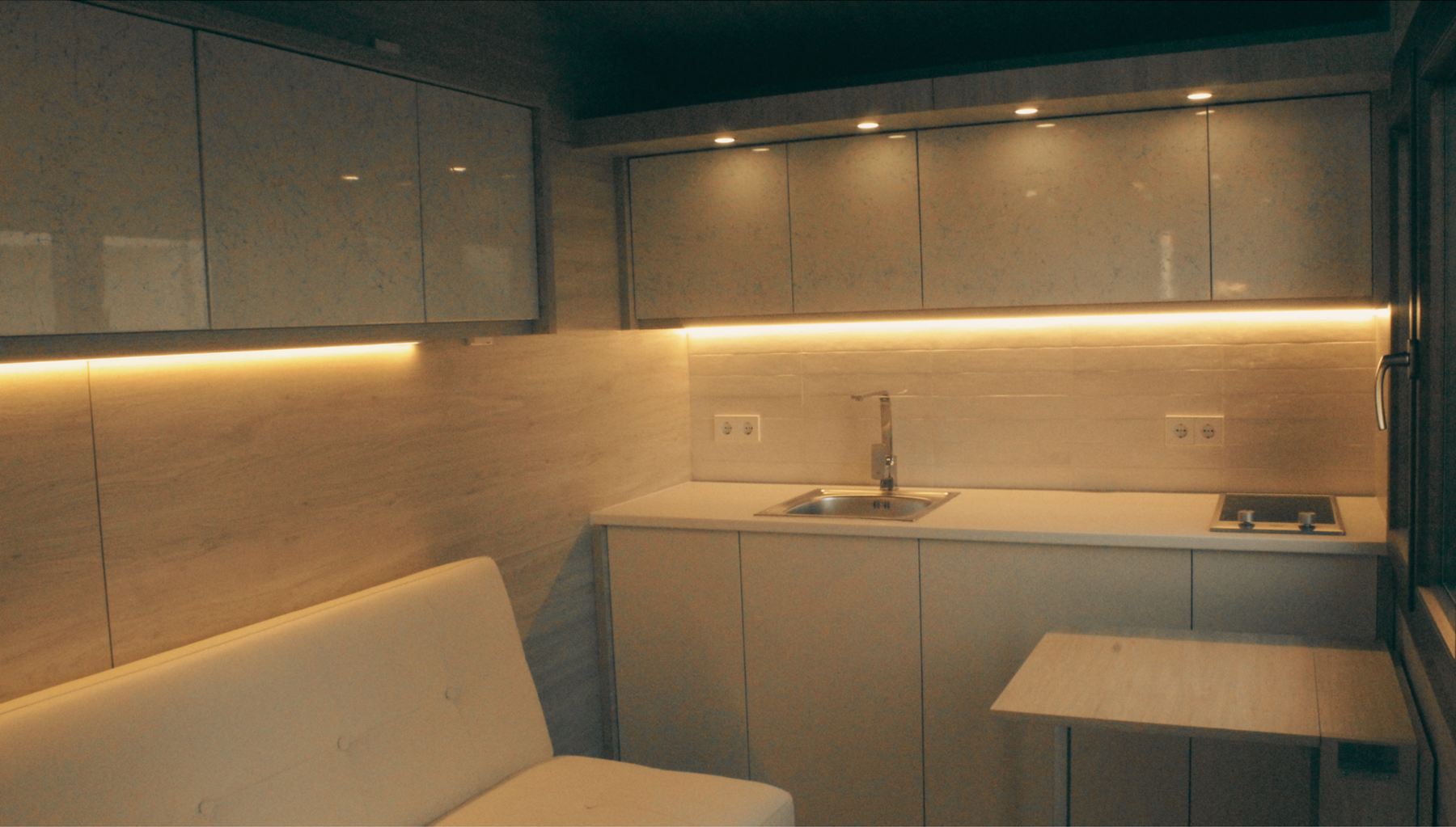Sala d'estar i cuina de Creixent amb llum LED sota els armaris