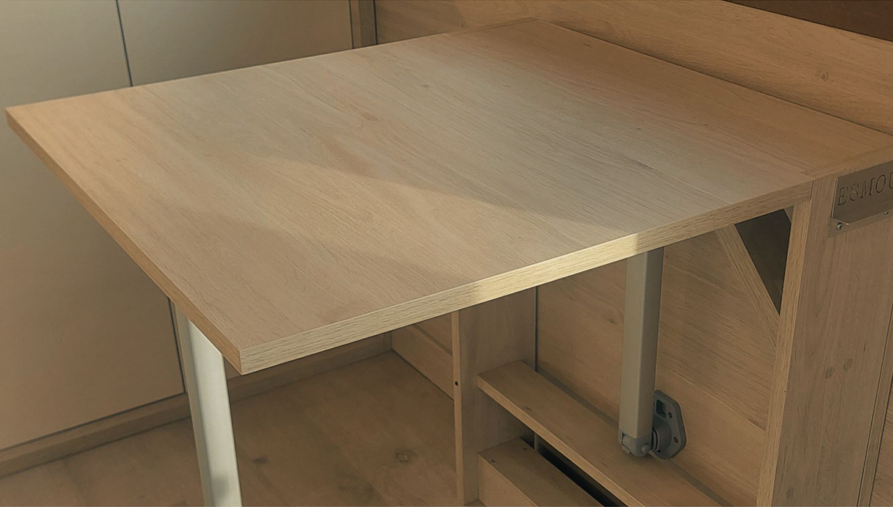 Taula plegable de fusta amb la placa ESMOU