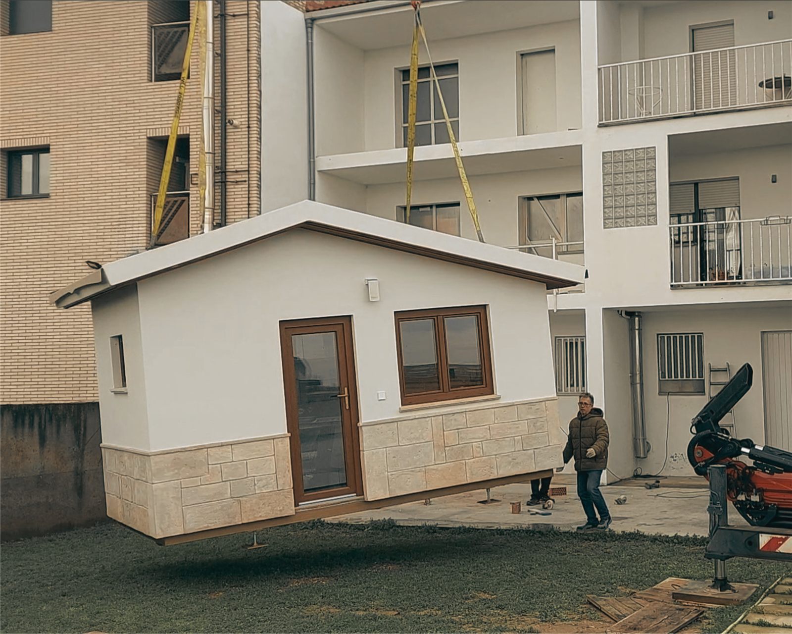 Creixent instal·lant-se amb grua al seu jardí