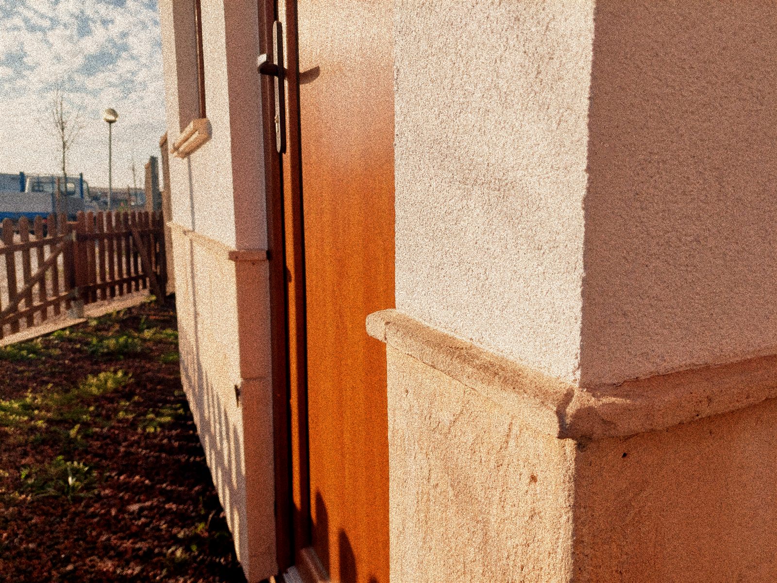 Detall de la porta de fusta i la cantonada de Naixent